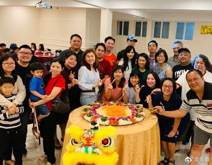 【吳尊同學】吳尊日前就與老婆林麗吟一起出席同學會,因疫情關係,多了時間留在家鄉汶萊,故20多年來終有時間可以跟同學會聚聚!