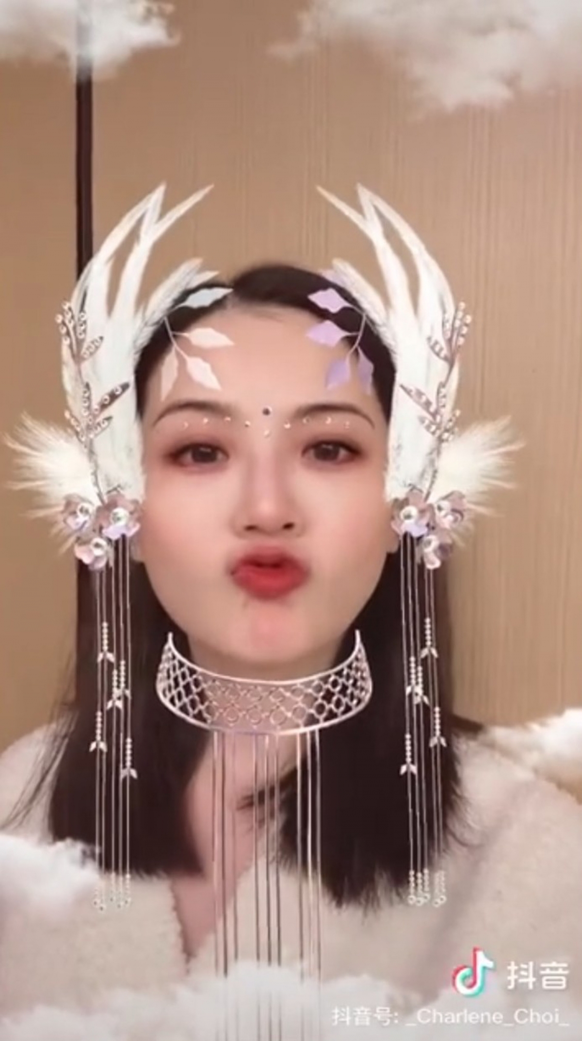 阿Sa更稱:「居然有紫蘭的特效(不過濾鏡有點重),雖然過了二十年但還是很喜歡這個造型,你們覺得好看嗎?」