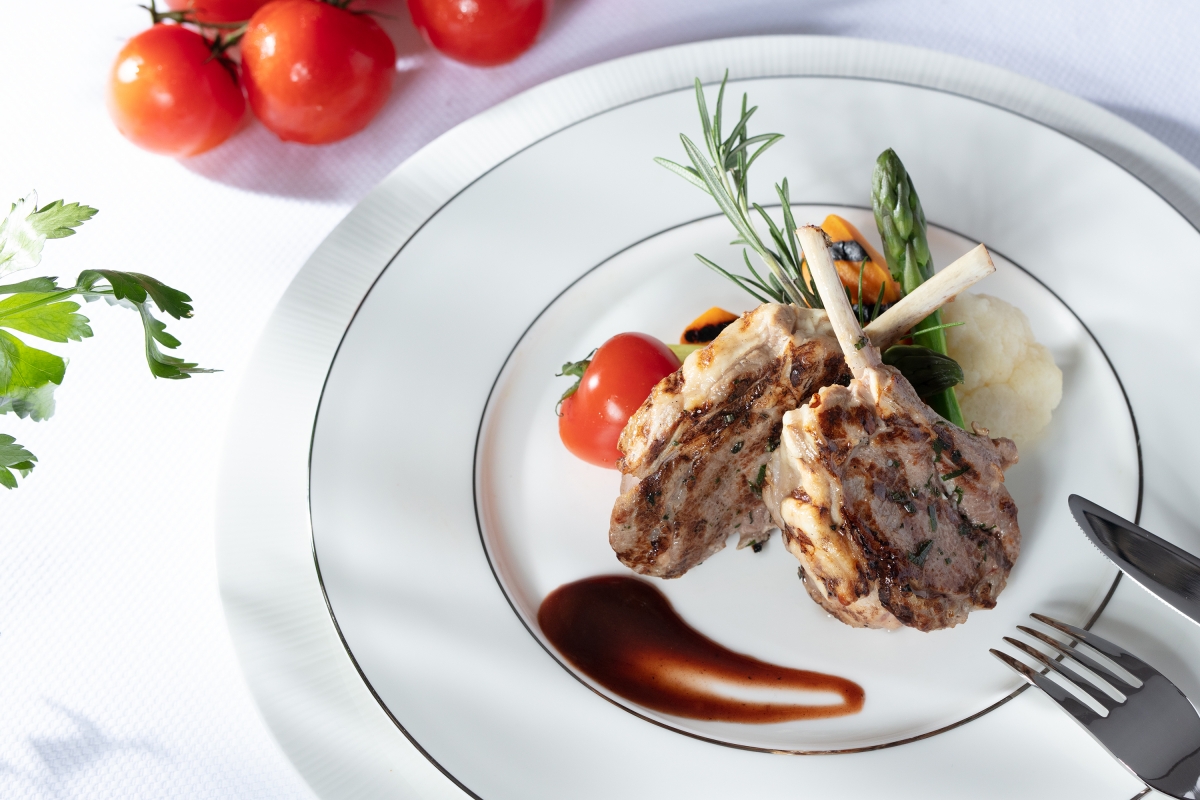 【情人節蛋糕2021】配以獨特醬汁帶出不同肉類特性,最後以情人節限定的清甜紅莓千層酥作總結。