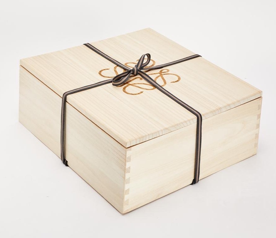  Jonathan Anderson 日前就率先於個人 instagram 宣佈 Loewe 將會推出限量版 Box Set