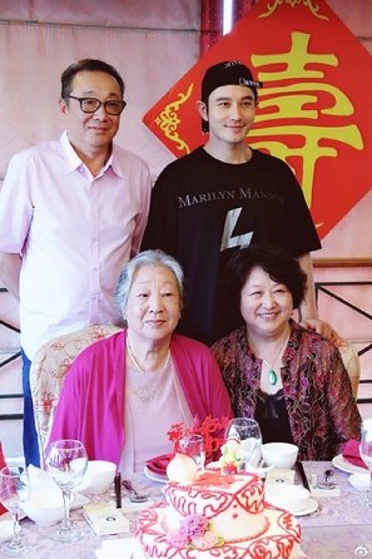 黃曉明出席外婆90歲壽宴,在席上除了爸媽,還有親戚朋友全到場,相中卻沒有老婆Angelababy