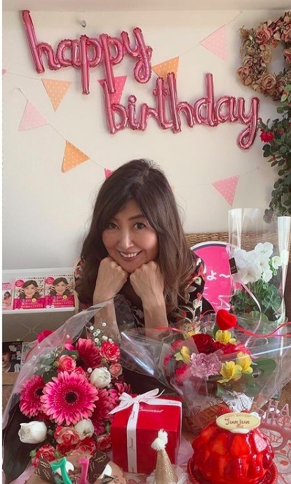 上野潤子無論穿著、皮膚、身材和生活都不讓人覺得她是位「老人家」,看起來根本不需要被讓座啊!她今年71歲依然年輕貌美,還像個40歲的女人,完全是凍齡!她近日在日本也掀起熱話,指她是「71歲的奇蹟」。