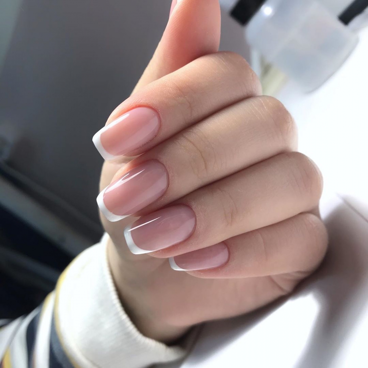 經典款就十分簡單,只要把指甲邊緣都塗上顏色就好了!不過曲線要畫的精準不是那般容易,這個時候就可以利用「膠布」來幫忙了!意想不到的小物其實有著標準的弧度,而且黏度十足又防水,貼在邊緣上再塗上指甲油一定事半功倍!