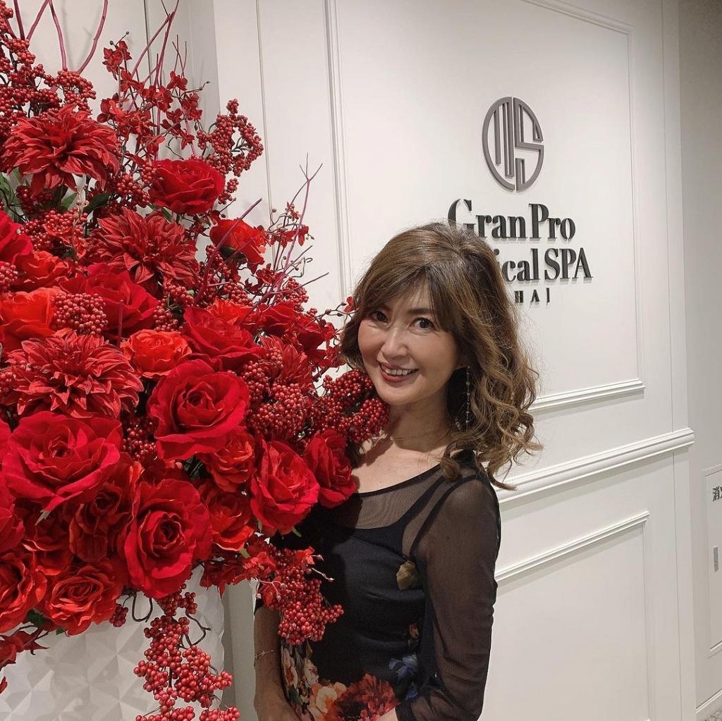 日本一位被稱「凍齡美魔女」的上野潤子近日成為了城中熱話!身為一個已經71歲的她已育有兩個兒子,更是3個孫兒的嫲嫲。雖然榮升長輩級,但她絕對不認老,皮膚和身材也保養得宜,完全讓人大吃一驚,在日本更被譽為「奇蹟的71歲」!