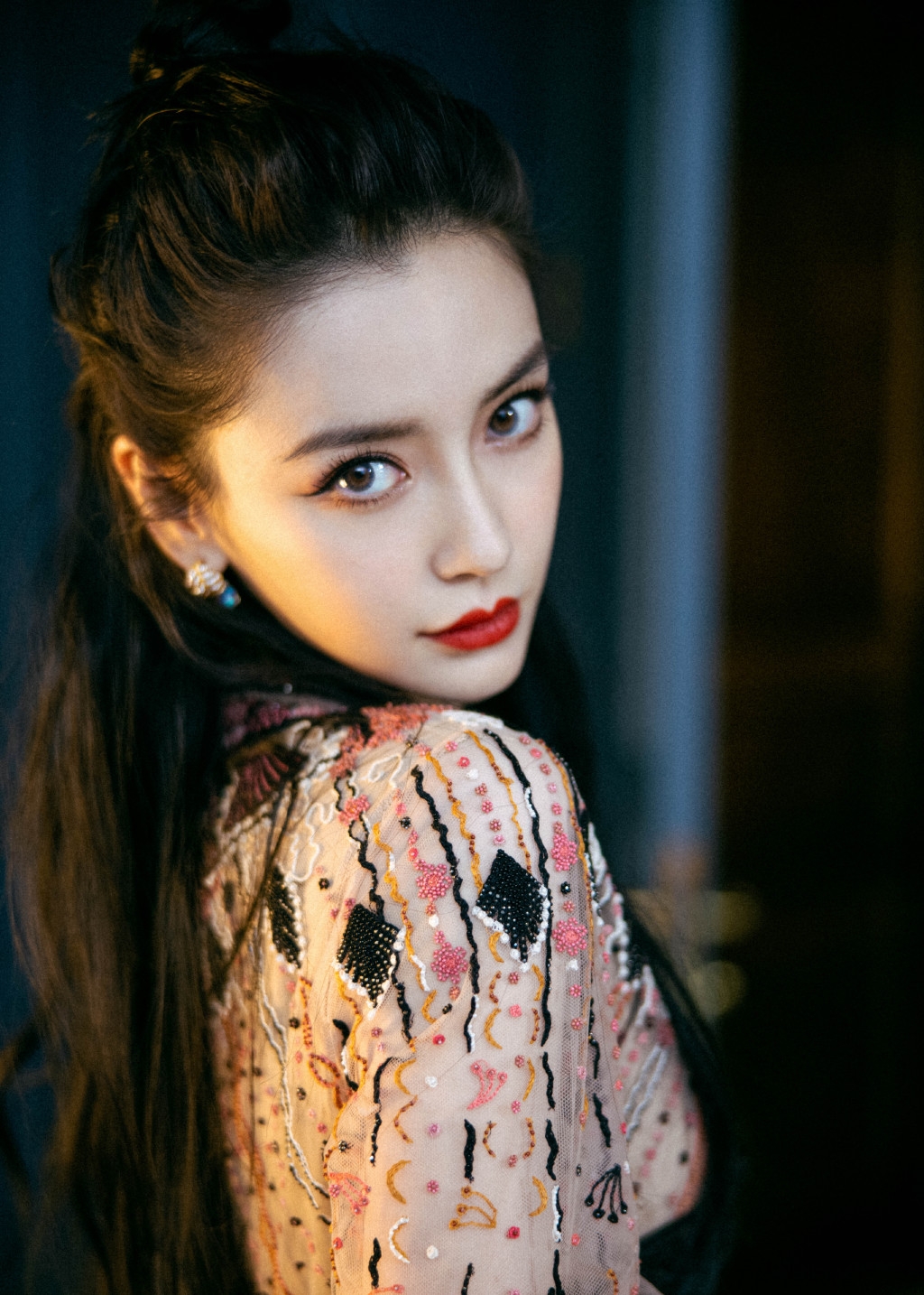 Angelababy被導演劉信達炮轟「中國人卻用洋名」/網民提議改名安琪拉嬰兒/天使寶寶