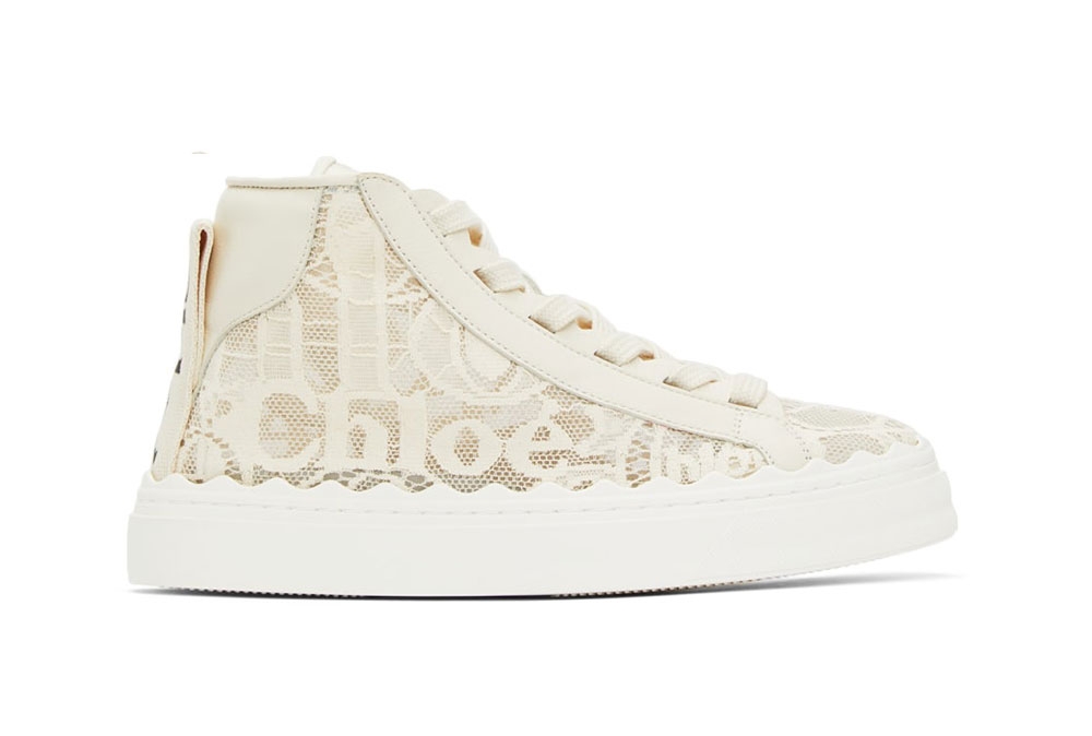 【名牌厚底鞋+涼鞋2021】Chloé「蕾絲白鞋」還有推出過高筒款,高筒款更適合配上連身裙的穿搭,約會時穿它瞬間增添氣質感~