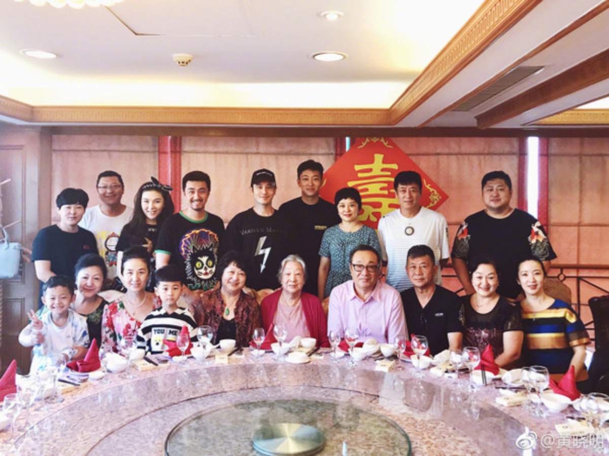 黃曉明出席外婆90歲壽宴,在席上除了爸媽,還有親戚朋友全到場,相中卻沒有老婆Angelababy