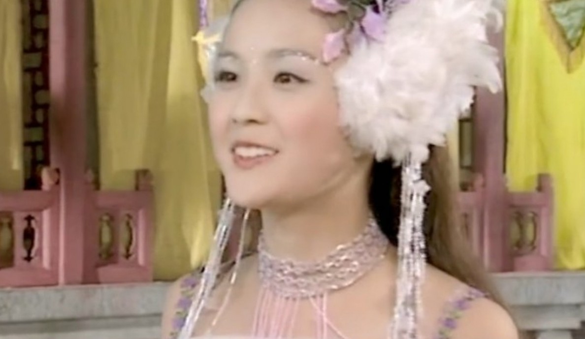 蔡卓妍(阿Sa)出道以可愛樣子見稱,現年38歲的她愈來愈有成熟魅力,不過在外貌方面其實與初出道對比變化不大