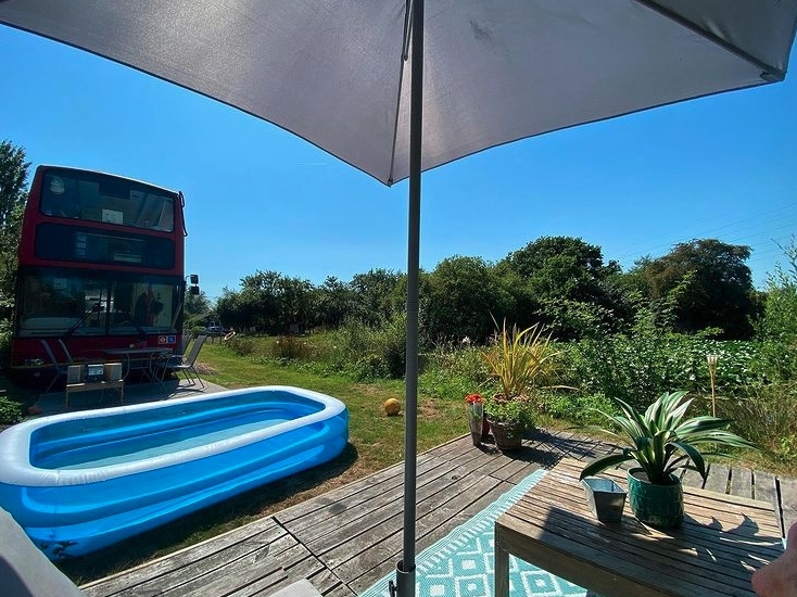 英國-情侶-住巴士-doubledecker10