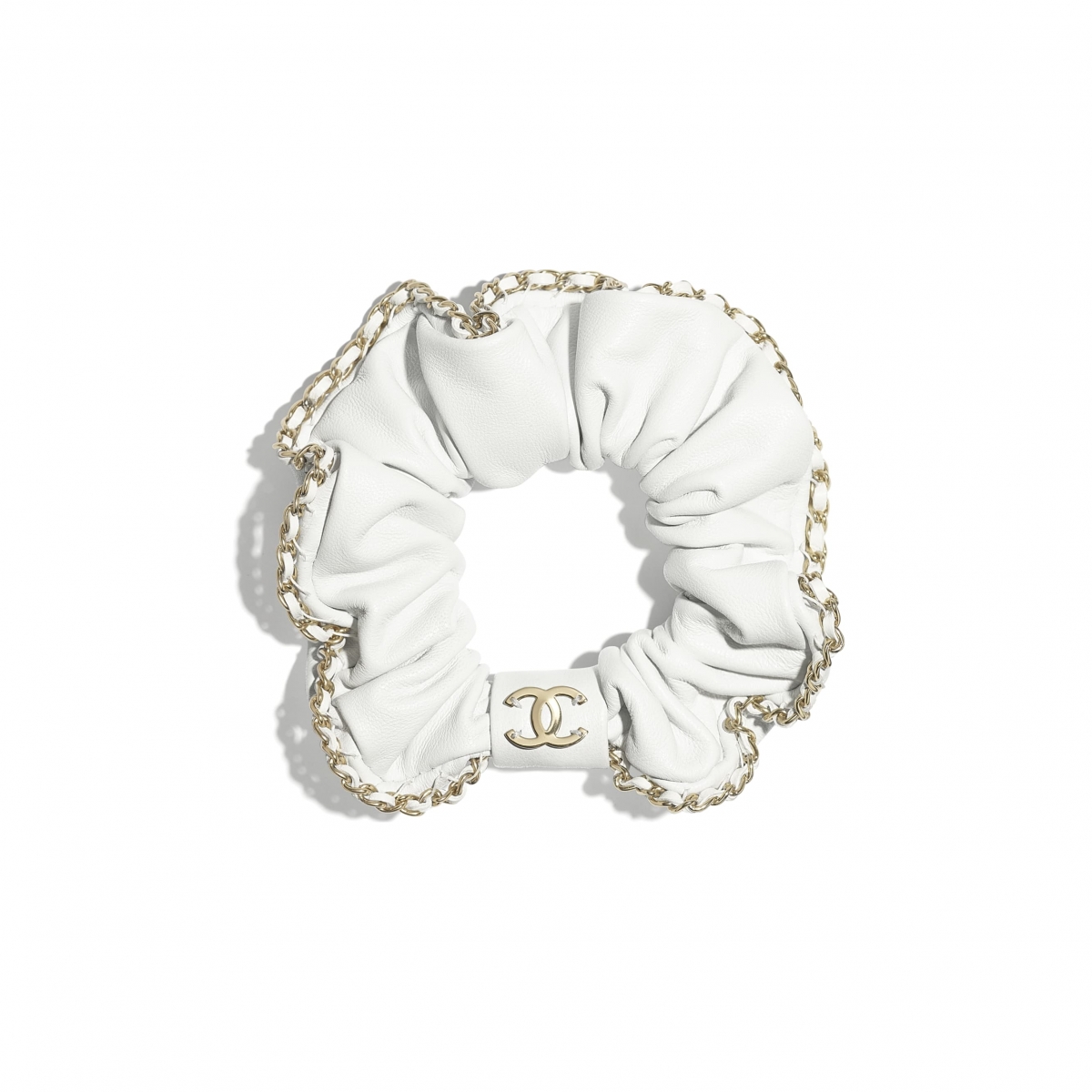 【Chanel 2021】絕美頭飾打造法式優雅,雪白羊皮蝴蝶結、珍珠髮夾5大必備浪漫單品!