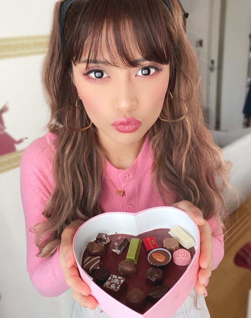 作為女生就最怕素顏或醜態曝光!不過一位日本泰籍模特兒Vienna就以其醜態成名,一系列的「理想與現實」照片中的反差萌成功讓她人氣爆滿。近日她更揭開所謂「女神」網美自拍的超崩壞真相,不少「男友視覺」的心動照片原來背後都是靠自己的腳趾拍出來的,公開女生都有共鳴的小秘密!