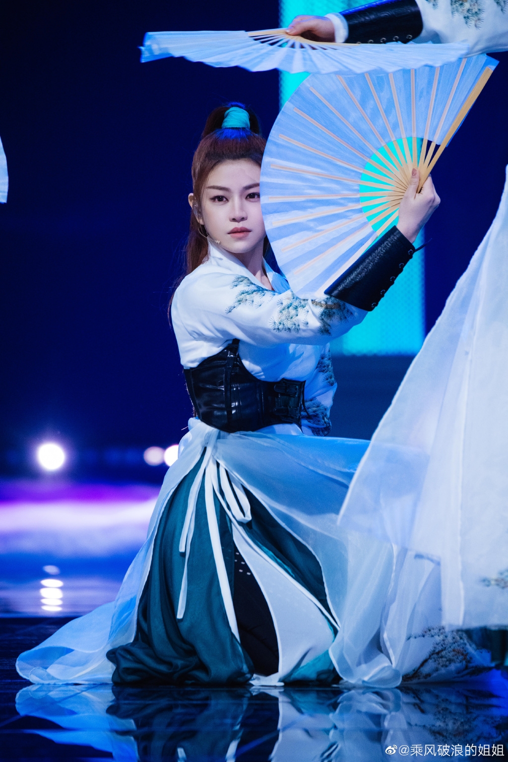 陳妍希一向以清純、小仙女的氣質俘虜了不少粉絲,近年已經逐漸褪去baby fat的她,在《乘風破浪的姐姐2》的輕熟造型更一洗「小籠包」時期的包包臉污名!