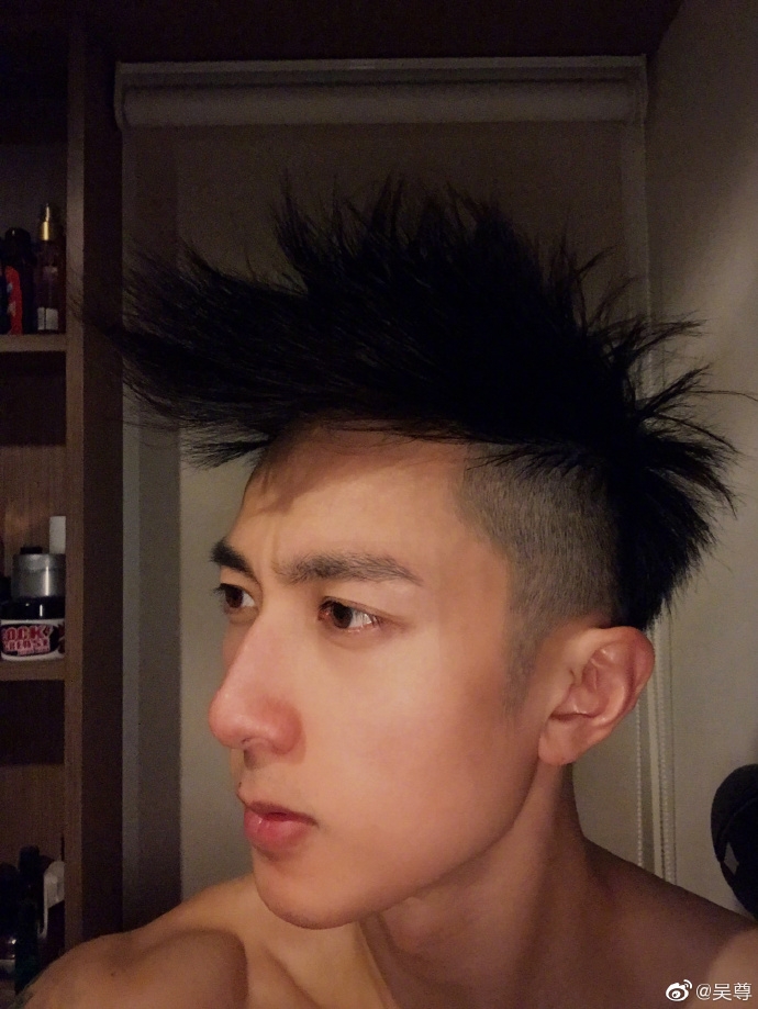 【吳尊同學】吳尊即使今年已踏入41歲,但是在近鏡自拍下,在他的臉上真的看不到任何歲月的痕跡