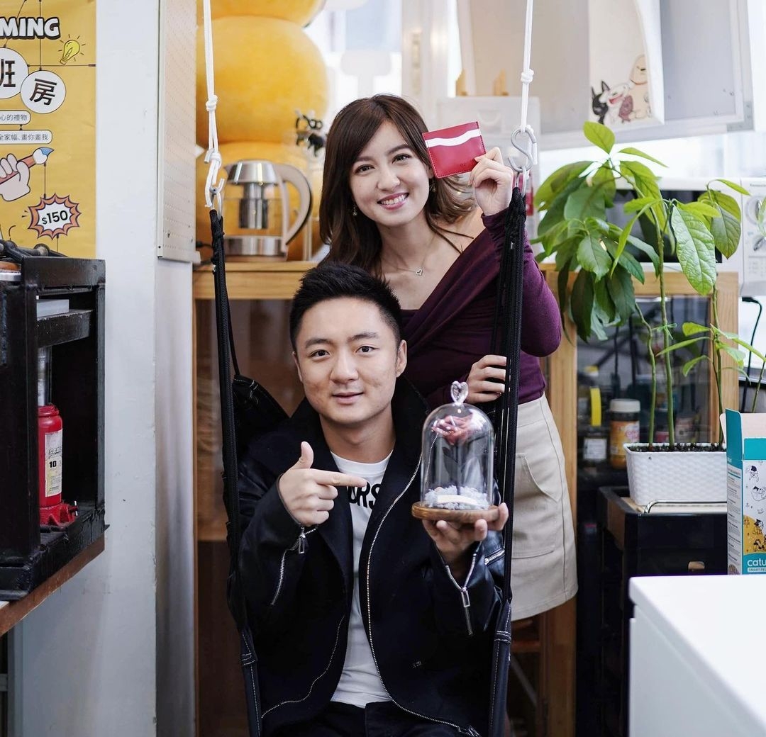 雖然鍾培生身邊常常有不少美女氹氹轉,不過原來他直言自己暗戀了初戀女友十幾年,甚至到24歲時才正式追到她,可惜戀情持續五個月就分手。