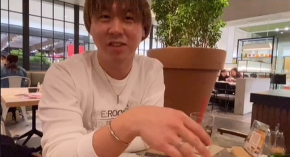 雖然蛋姐稱自己已做好心理準備,對於男生的「質素」沒有太大期望~她當日就前往約好的咖啡廳,誰知她看到出租男友時嚇了一大跳,她認為男方的顏值與想像中有落差,貌似十分嫌棄這位「出租男友」~