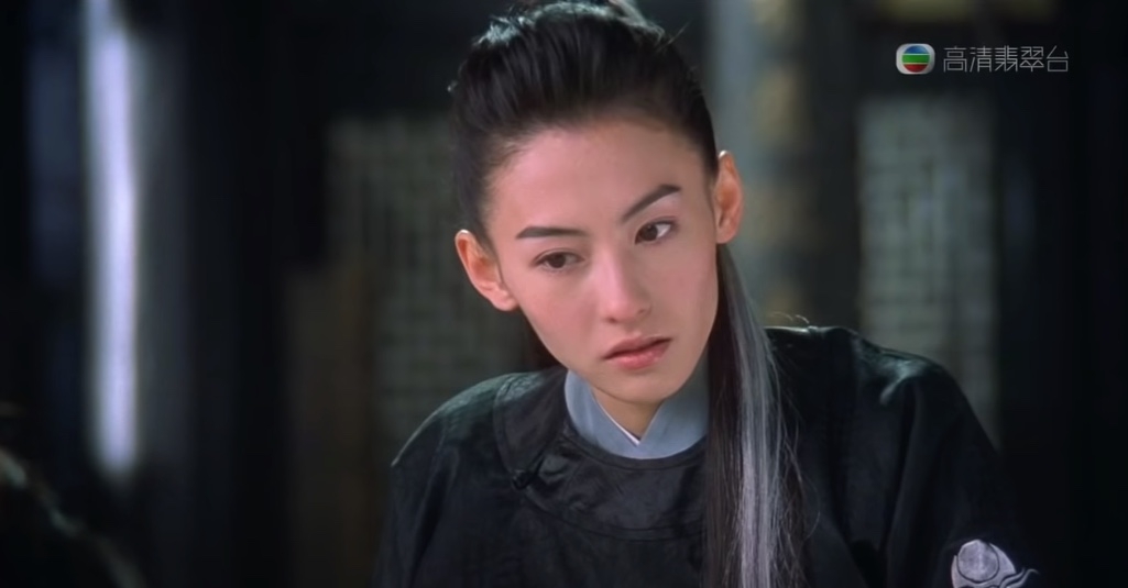 亦剛亦柔的古裝扮相一出場就令人驚豔,更不禁令人想起她18年前於電影《老鼠愛上貓》的造型!