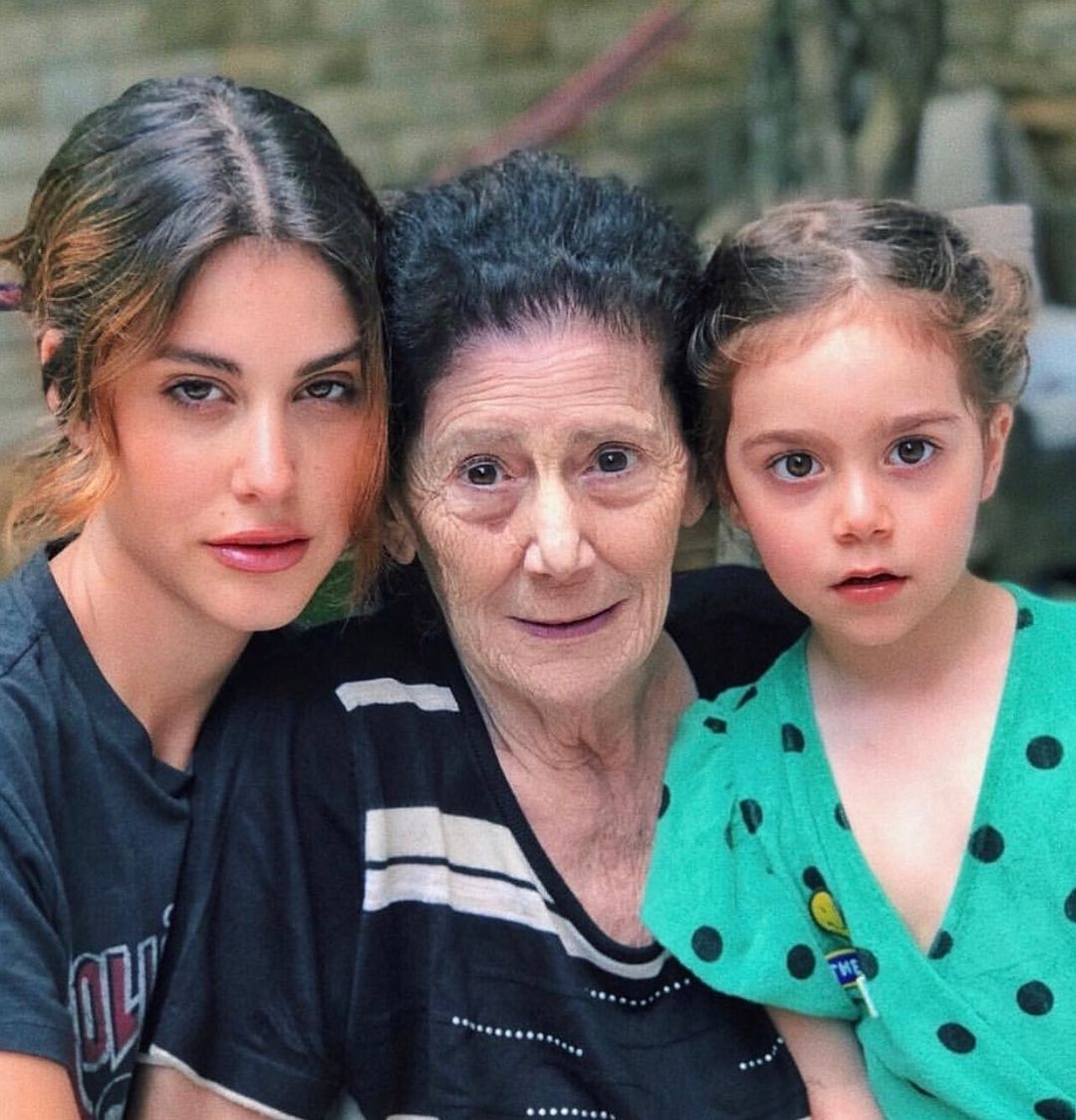 黎巴嫩祖孫三代同堂,凍齡嬤嬤外貌不輸後輩,三人絕美合照力證基因強大令網民驚嘆!