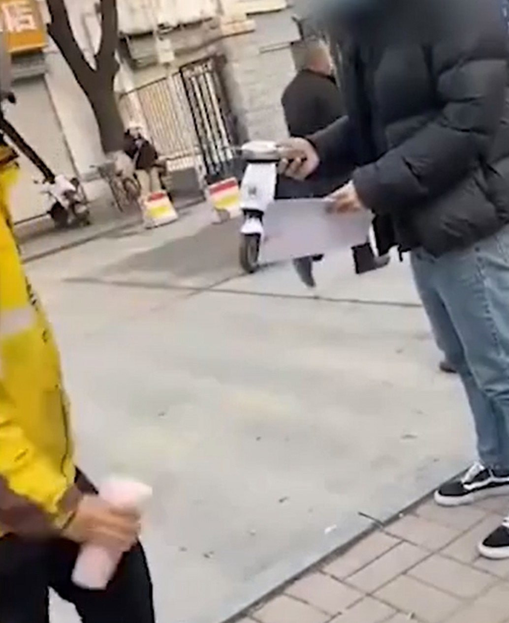 內地山東近日有一名外賣員接到一張送奶茶的訂單,本以為是非常輕鬆的訂單,怎料備註中竟然寫著:「送到了不用對他客氣,摔那『渣男』臉上就行。」看來訂餐的女客人對於這位男生有很大的怨恨,借外賣員向他報仇出氣。