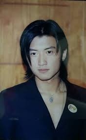 謝霆鋒是男神相信也無容置疑~當年謝霆鋒的放浪不羈形象真的是成為了一眾男生的模仿目標之一!