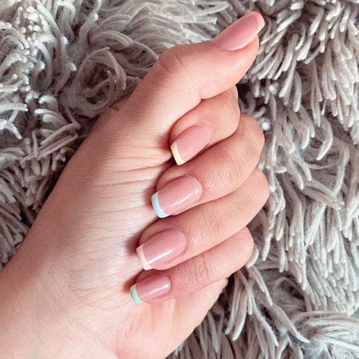 糖果色系的法式美甲玩味較重~適合甜美可愛的女生,顯得十分有活力!