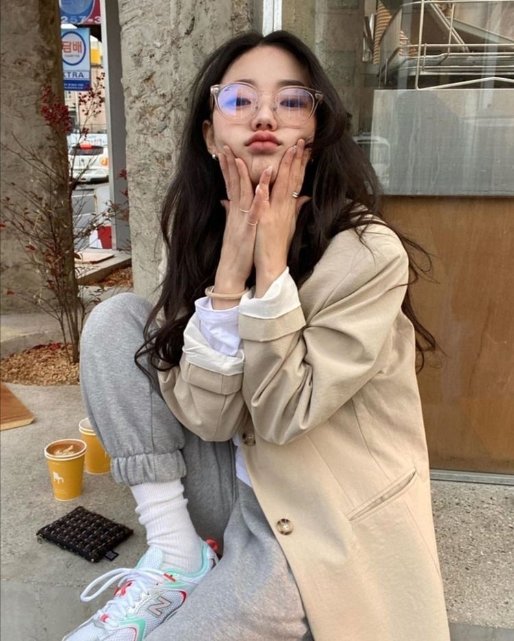 【打卡Pose技巧】圓臉、方臉看過來!無需修圖,5招教你瘦臉兼拍出自然甜美照片