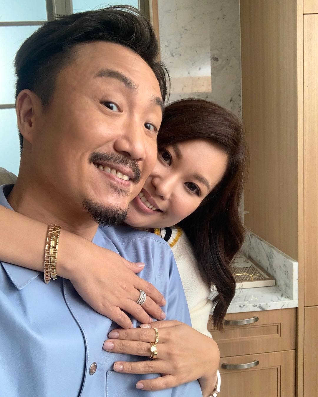香港娛樂圈富二代鄭中基曾為金牌大風的藝人,但是他卻不靠父幹,反而憑著自己一番努力去發展演藝事業,以歌唱才藝和喜劇細胞打響名堂