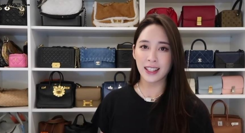 【明星炫富】陽妮妮之前就曾拍YouTube分享自己的名牌手袋及回答粉絲有關包包的問題,在影片中可看到她身後一櫃名牌手袋