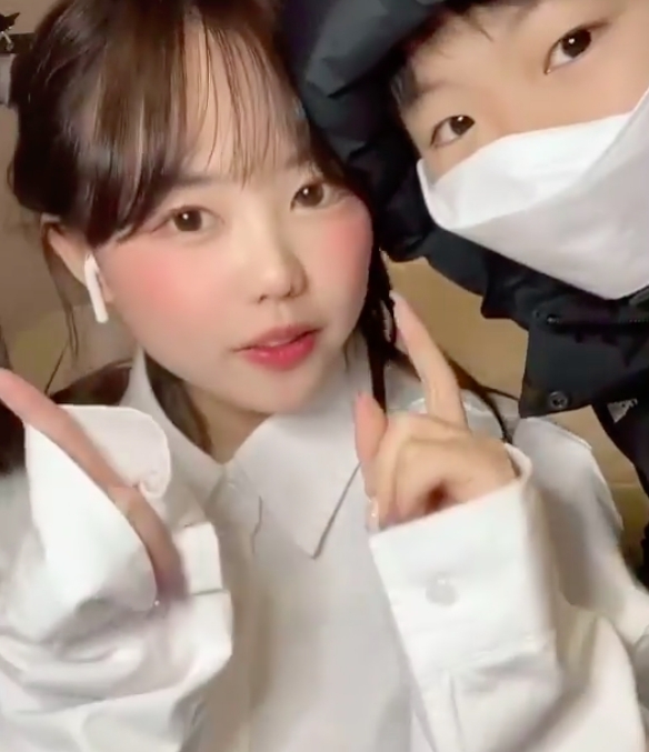 洪瑛琦和老公不時也會上載自己和孩子的生活照,在一起自拍和玩時,根本就像孩子們的打鬧,童顏的她在孩子旁邊根本不像一對母子!