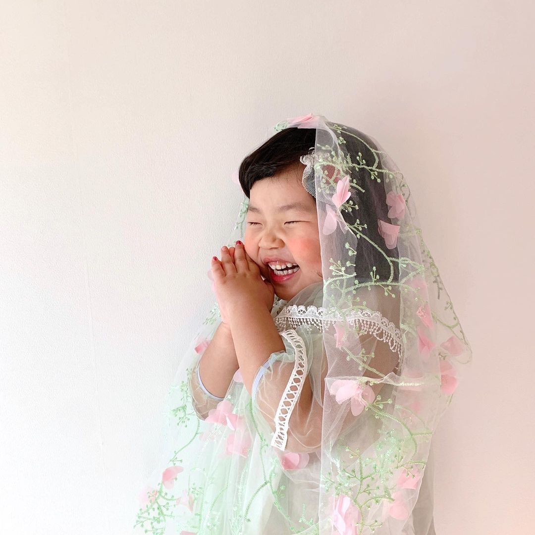 韓國6歲「大嬸系小妹妹」爆紅!超浮誇表情+可愛雙下巴散發超強喜感,吸近14萬粉絲