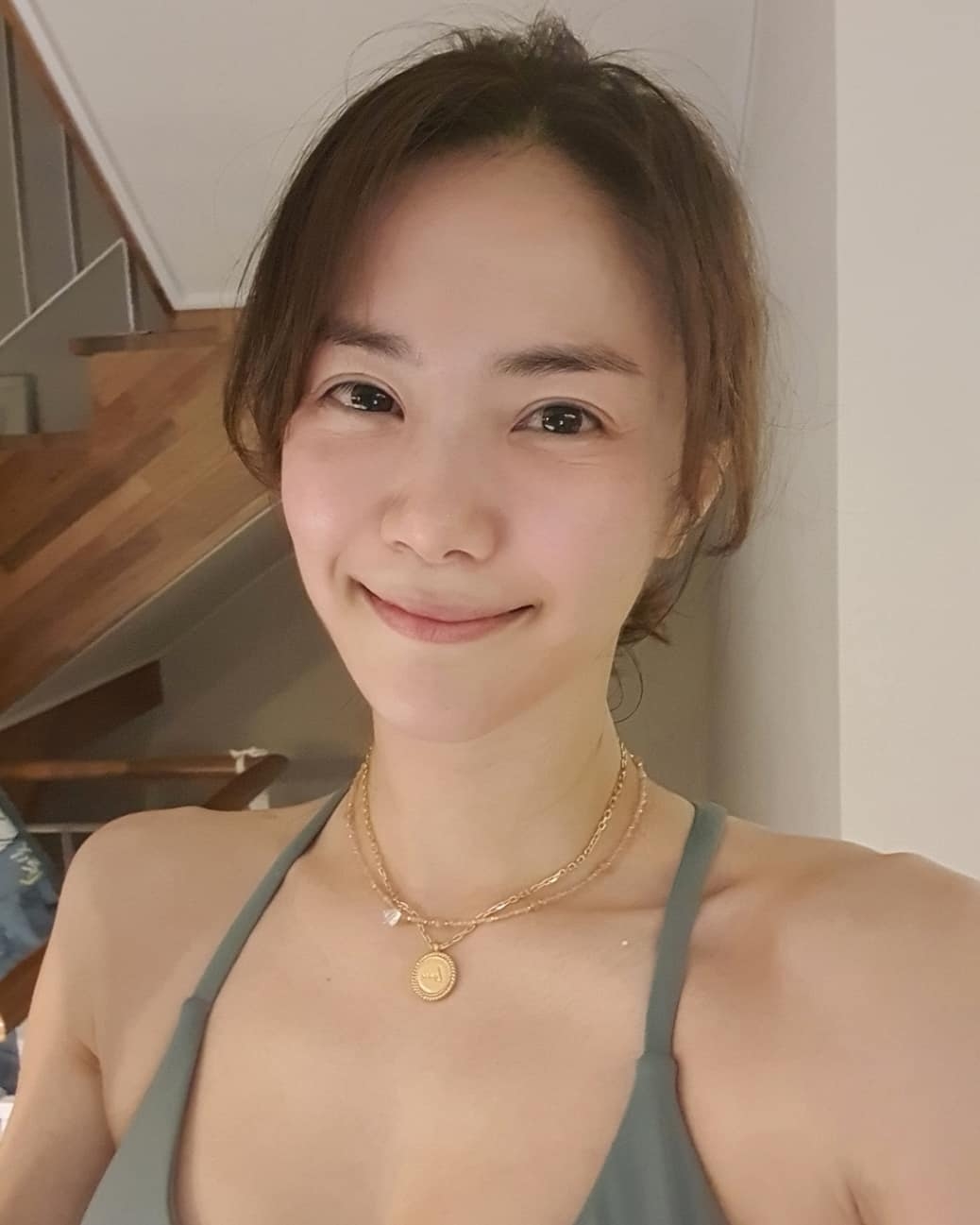 最近韓國女星柳河娜(유하나)就因為被拍到與老爺在家中的親密舉動而惹起非議,