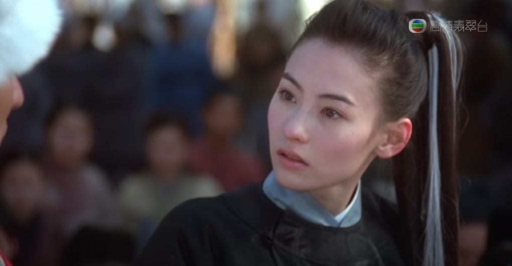 亦剛亦柔的古裝扮相一出場就令人驚豔,更不禁令人想起她18年前於電影《老鼠愛上貓》的造型!