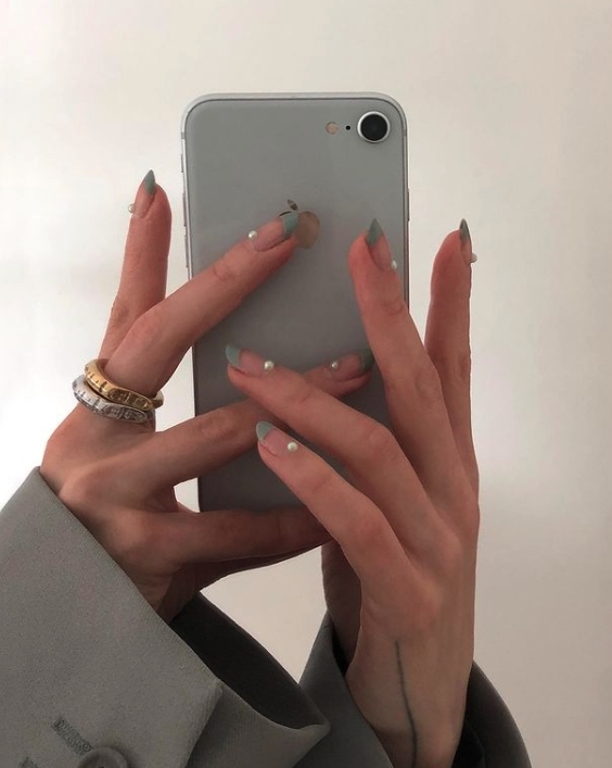 超美的莫迪蘭暗綠加上珍珠特別有個性,適合文青型格的女生,霧面質地的指甲油也適用喔!