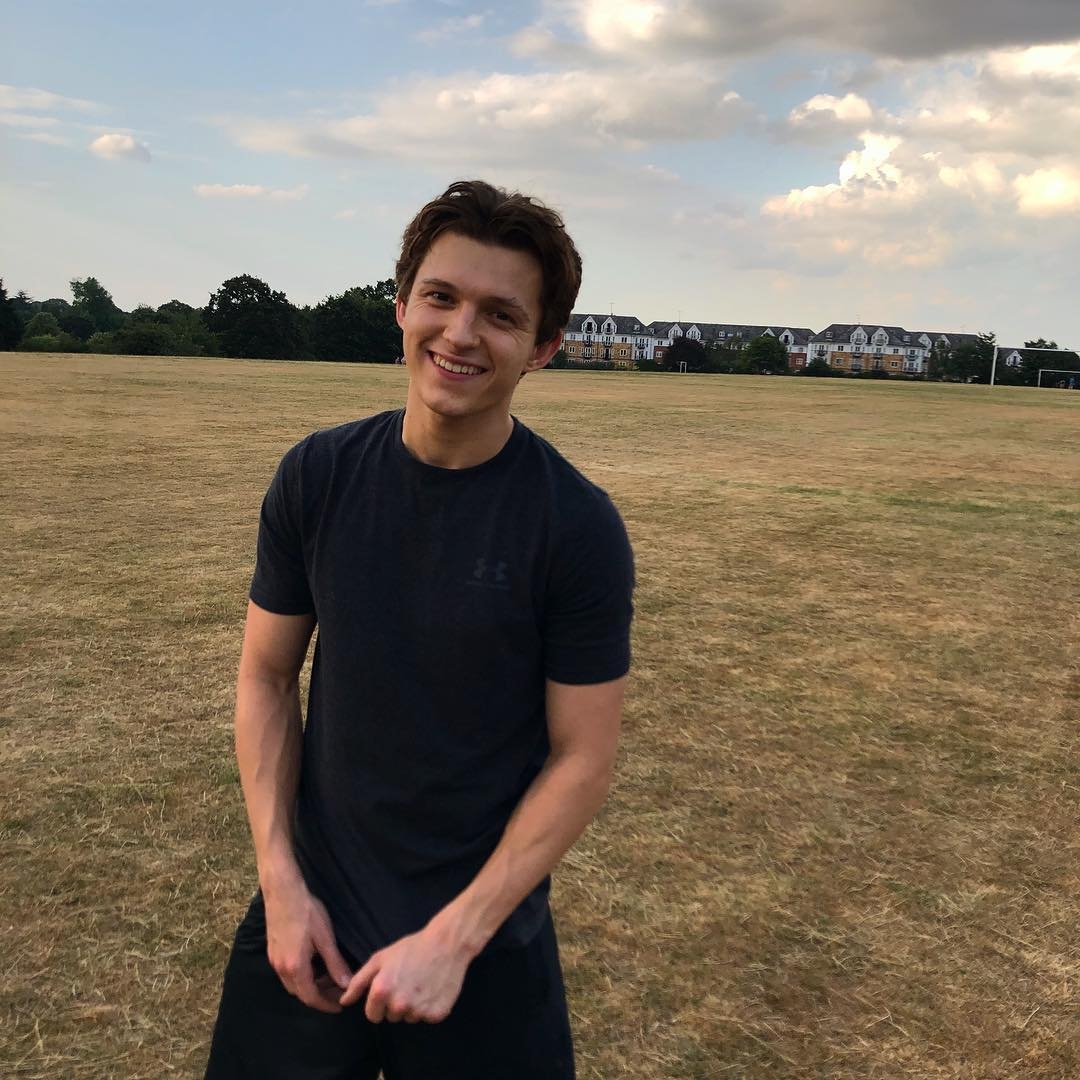 「蜘蛛俠」Tom Holland視像訪問唔著褲?官仔骨骨幕後爆笑一面,網民:係在家工作嘅我