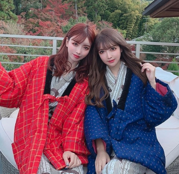 現在的樣子來看，二人樣子雖然十分相似，但五官還是有點差異，妹妹千加的眼距比姐姐千惠的更寬，而臉型也比較寬一點。紅髮的是姐姐千惠（左），而啡髮的就是妹妹千加（右）。