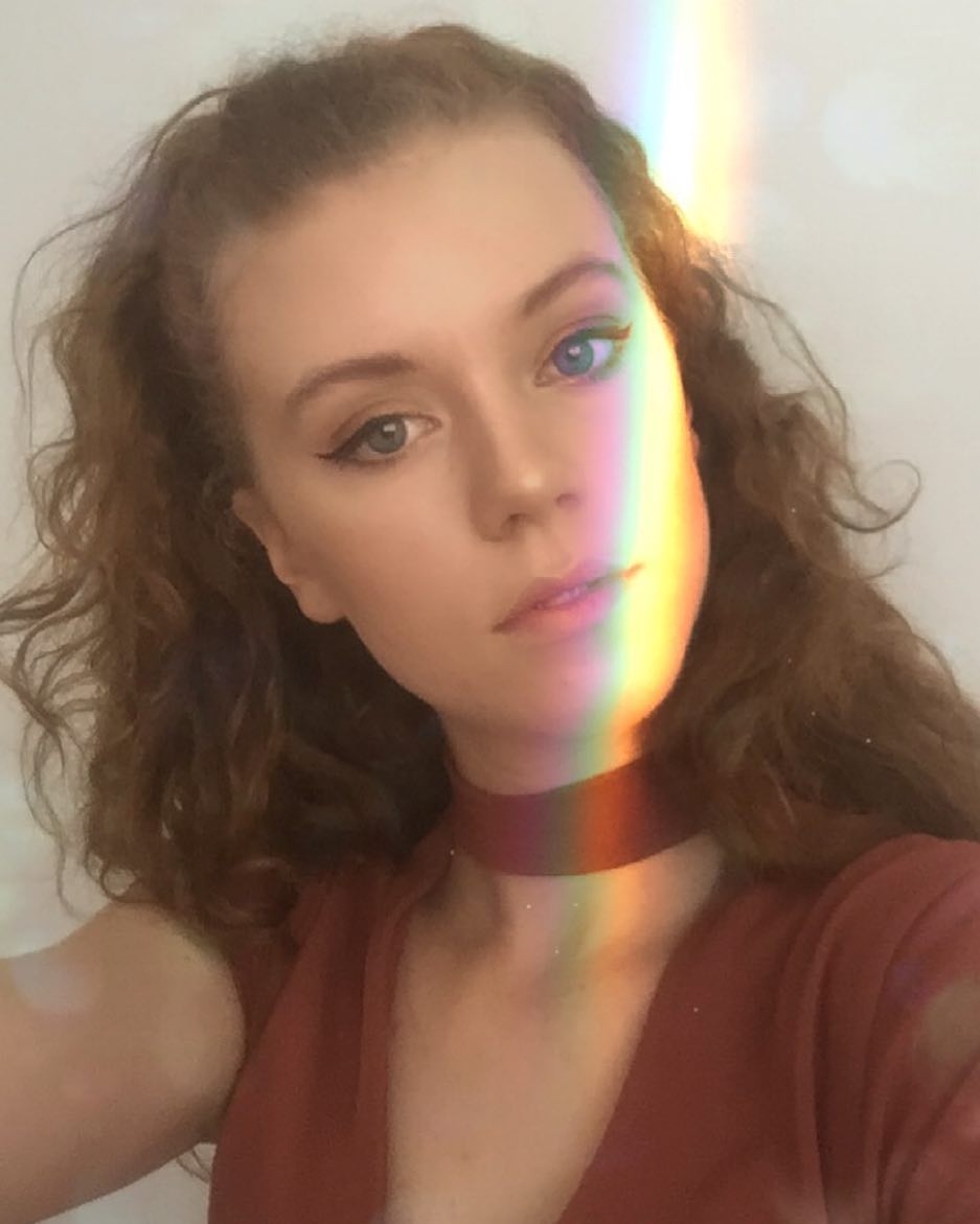 22歲澳洲女子左右不分，為防止迷路，竟在手上紋身「L、R」分辨方向？