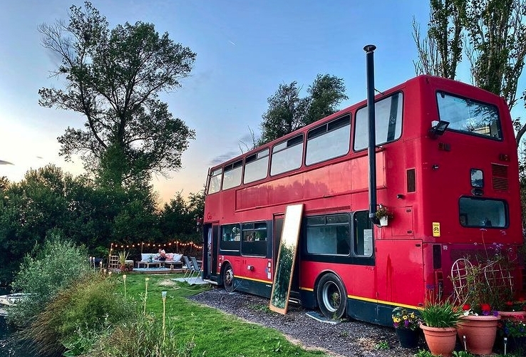 英國-情侶-住巴士-doubledecker