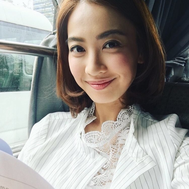 香港娛樂圈富二代朱千雪的家是當五金生意,其父親在她19歲時更送上贈兩個市值逾千萬物業,分別位於小西灣藍灣半島和愉景灣。