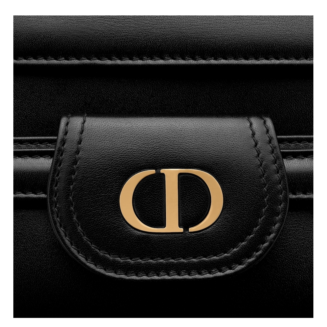 【Dior手袋2021】這款手袋以磁性翻蓋,不過設計上還是有一個巧妙之處,翻蓋位是要在貼袋和拉鍊隔層中打開