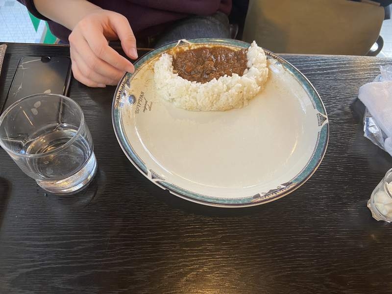 不過,在日本有一款名為「水壩咖哩飯」的菜式,造型和食法也相當特別。它沒有可愛的造型,取而代之的是像水壩般的擺法。「水壩咖哩飯」的味道與普通的咖哩飯無異,但是其進食方式就吸引了不少人嘗試,也掀起熱議。