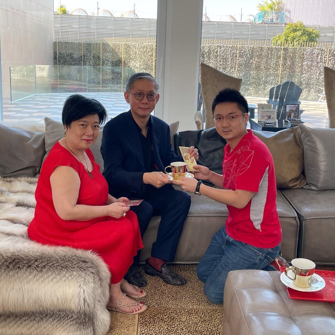 鍾培生與家人以前住山頂豪宅,現在就住在位於淺水灣、樓高5層的過萬呎獨立屋,不但坐落於淺水灣的黃金地段,