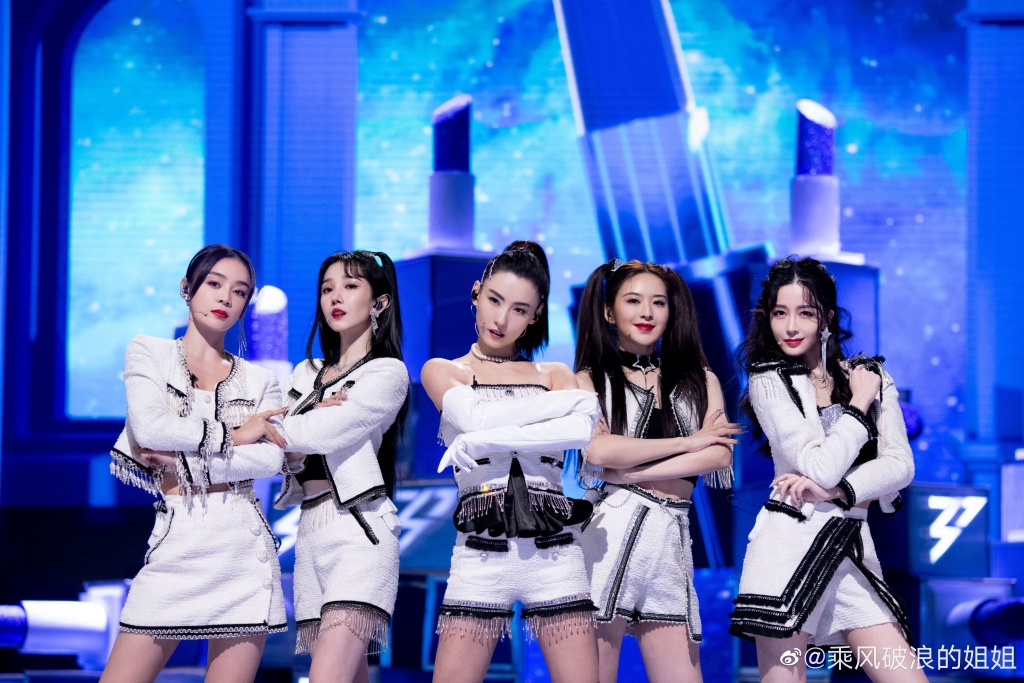 上期《理所當然》跳唱表演中,柏芝不但被指全程霸C位但hea跳,更被內地網民大鬧「唱跳差」、「聲音難聽」