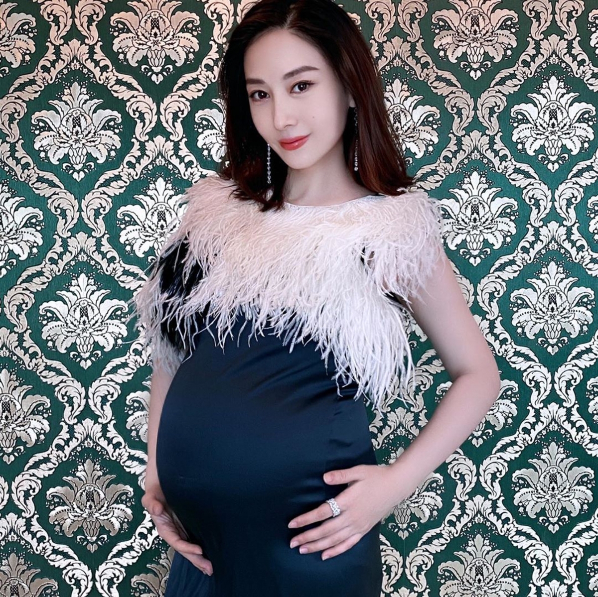 【味之天使】後來樊少皇承認自己有一兒一女,但是卻從沒跟陳少霞結婚,更早在2011年就與對方分手,以助JJ洗脫小三的罪名。
