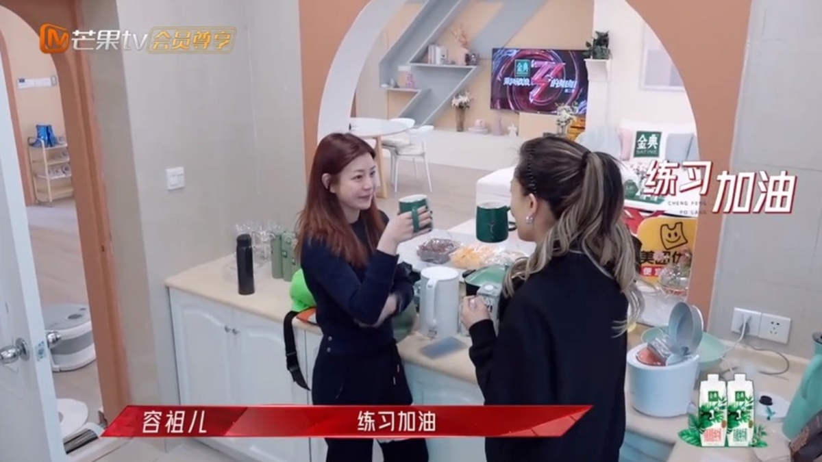 樣子還像個妹妹的陳妍希,原來也只是和容祖兒差3歲!今年37歲的她容貌還如此童顏簡直讓人不敢置信。在節目中的表演她摒棄了自己清純的形象,作了大膽破格的演出。不過在卸妝後,又變回「鄰家女孩」,少女氣息極重!