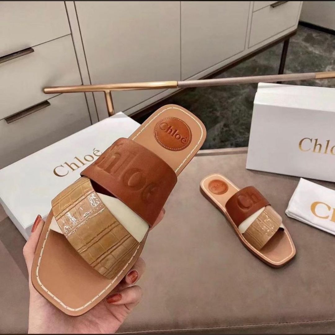 【名牌厚底鞋+涼鞋2021】鞋身以同色系壓印出Chloé字樣,超好看的!