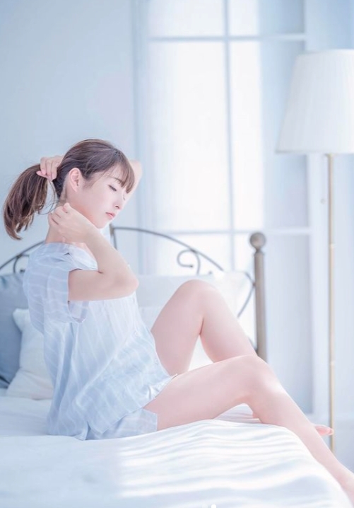 在香港普遍都市人都會低頭玩電話,而且長期駝背,肩膀和頸部的負擔會很重之餘,身形看起來虎背熊腰,十分不美觀,還有最顯少女感的鎖骨和頸部線條也被埋沒了!