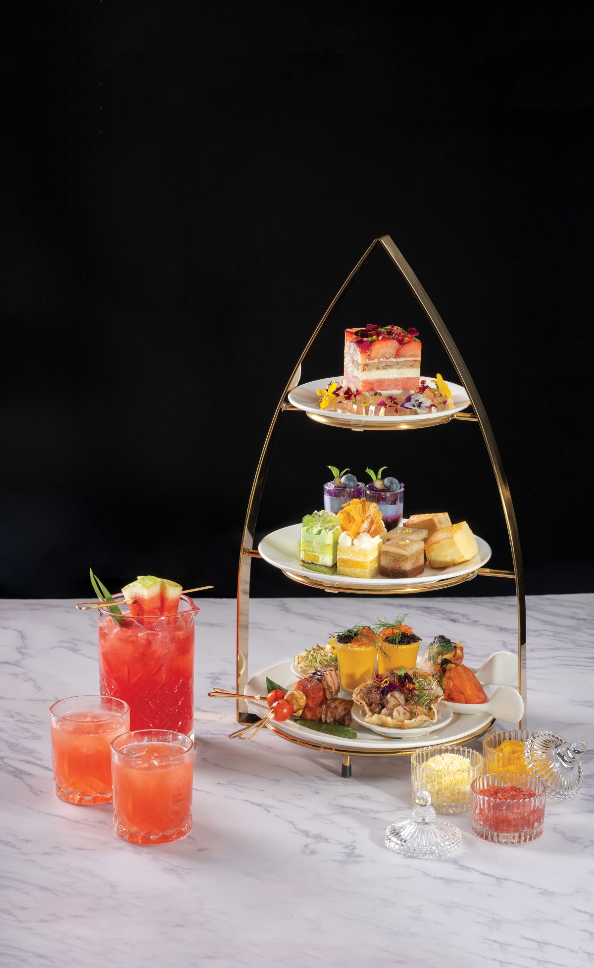 【情人節餐廳2021】期間限定「LIFETASTIC 二人下午茶」,精緻的三層架盛載五款鹹點和六款甜點