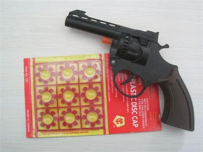 【懷舊玩具】火藥左輪手槍與「BB彈槍」不同,因它不會射出任何東西,只是假裝射槍射聲音。