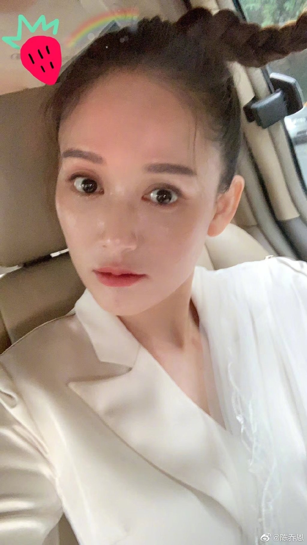 陳喬恩41歲的狀態來說,無論是美貌還是身材也keep得相當不錯!有粉絲亦為陳喬恩護航,指她有可能只是太過沉迷美圖Filter的拍照效果,才會惹起常常「變臉」的疑雲
