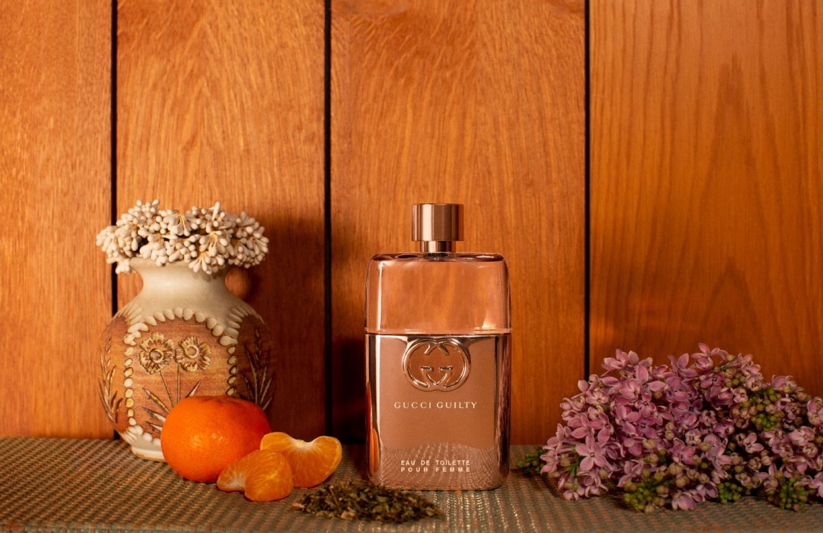 Gucci Guilty Eau de Toilette pour Femme淡香氛加入了與眾不同的琥珀花香調,混合清紫丁香花瓣和柑橘香氣