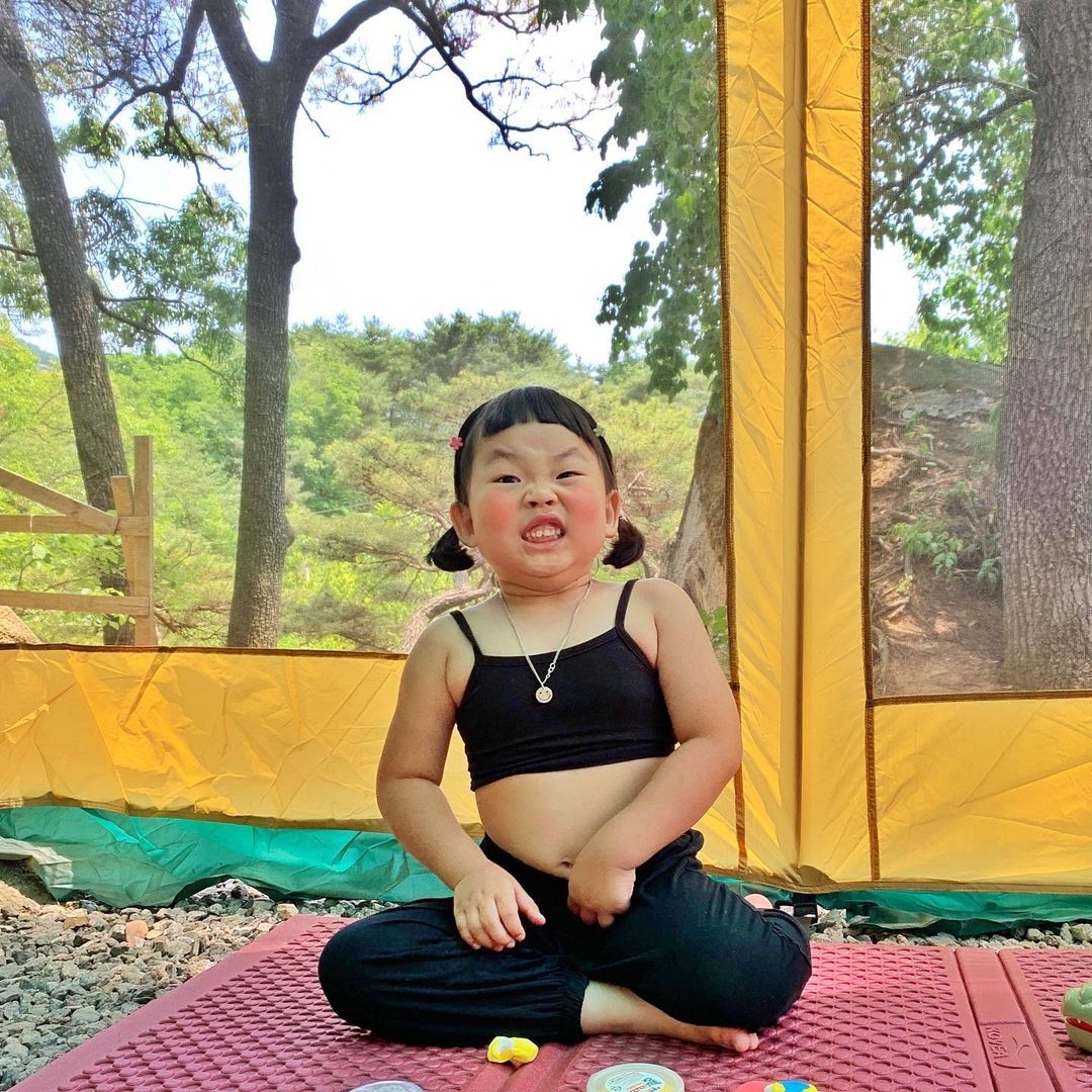 韓國6歲「大嬸系小妹妹」爆紅!超浮誇表情+可愛雙下巴散發超強喜感,吸近14萬粉絲